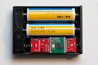 微小但强大 一块能同挤一节五号电池舱的类 Arduino 主板